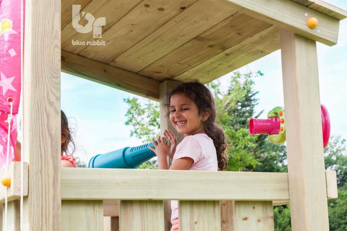 Blue Rabbit Spielturm Cascade aus Holz mit lächelndes Mädchen